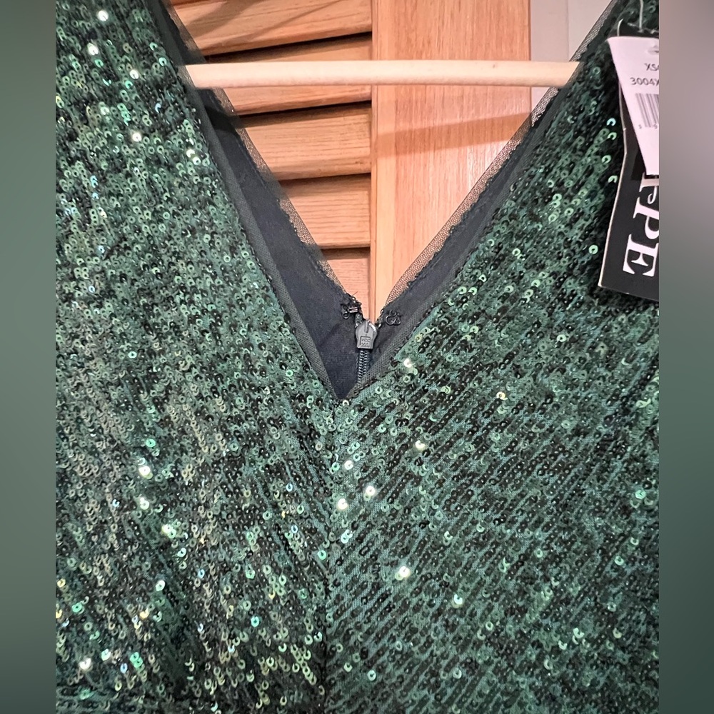 Xscape Dark Green Sequin Long Sleeve Gown sz 4 NWT - Picture 8 of 13